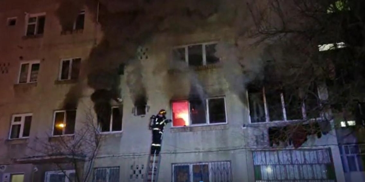 VIDEO Două persoane au ajuns la spital, un bloc a fost evacuat, în Buziaș! Un apartament a luat foc