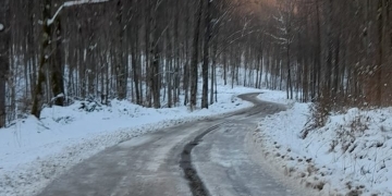 Amenzi pentru firma care ar fi trebuit să curețe drumul „patinoar” din zona Nădrag