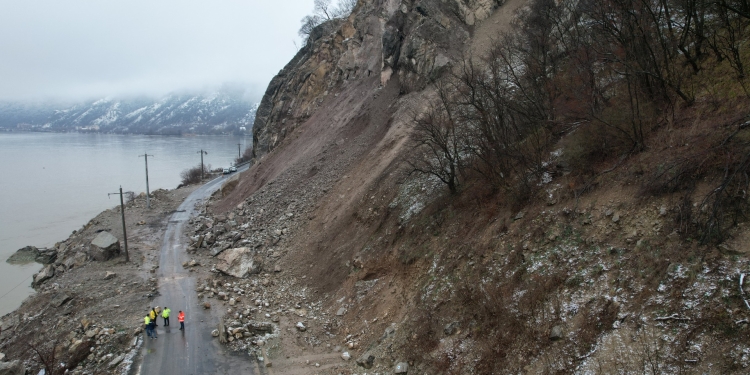 Operațiune spectaculoasă în vestul țării! Roci detonate pe Clisură