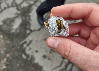 Tânără drogată, pe jumătate inconștientă, găsită de polițiștii locali în parcul din spatele catedralei din Timișoara