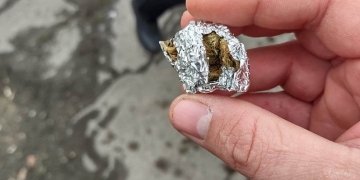 Tânără drogată, pe jumătate inconștientă, găsită de polițiștii locali în parcul din spatele catedralei din Timișoara