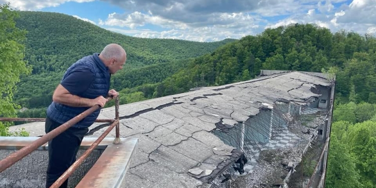 În așteptarea investițiilor promise, sanatoriul de la Marila se prăbușește