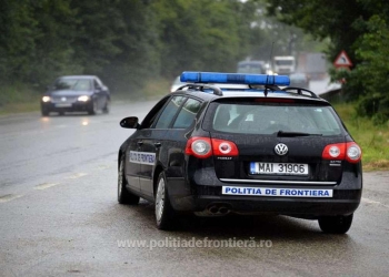 Trei migranți care au trecut ilegal frontiera în Timiș, prinși de polițiști într-un taxi