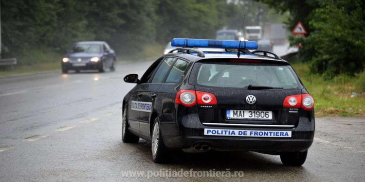 Trei migranți care au trecut ilegal frontiera în Timiș, prinși de polițiști într-un taxi