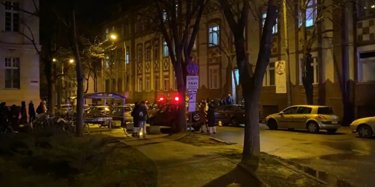 VIDEO A vrut să-și prăjească un ou și a dat foc camerei de cămin! Zeci de tineri autoevacuați din căminul 1-2 din Timișoara