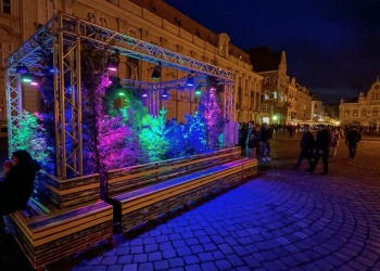 Instalația care stimulează simțurile a prins viață în Piața Unirii