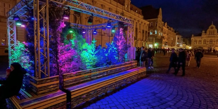 Instalația care stimulează simțurile a prins viață în Piața Unirii