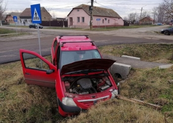 Un tânăr din Timiș, fără permis, a furat o mașină și s-a oprit cu ea într-un șanț