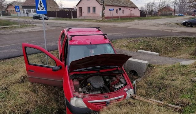 Un tânăr din Timiș, fără permis, a furat o mașină și s-a oprit cu ea într-un șanț