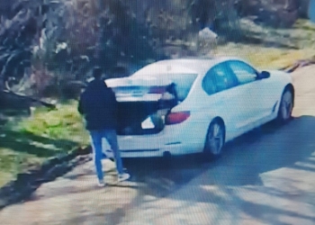 Nesimțirea se plătește! Bărbat amendat după ce și-a golit portbagajul mașinii pe marginea drumului, la Ghiroda