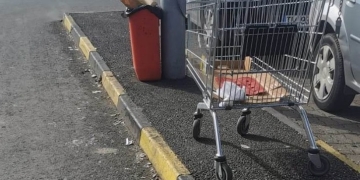 Supermarket din zona Circumvalațiunii, amendat pentru mizeria din parcare