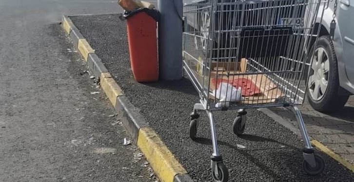 Supermarket din zona Circumvalațiunii, amendat pentru mizeria din parcare