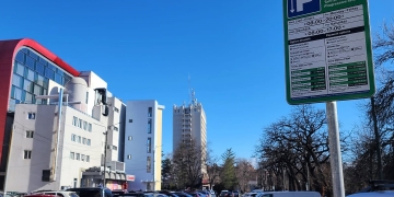 Barierele de la parcarea din spatele magazinului Bega, în sfârșit ridicate