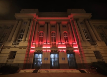 Palatul Administrativ din Timișoara, iluminat în roșu