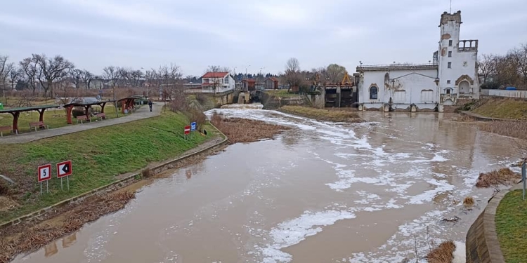 Spumă pe râul Bega, la Timișoara. Explicația celor de la Apele Române
