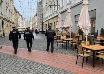 Vremea bună a făcut să „răsară” și terasele în centrul Timișoarei. Polițiștii locali au aplicat amenzi