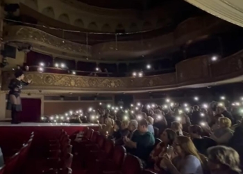 VIDEO „Luminează orașul prin tine!” Caragiale s-a jucat la lumina lanternelor, pe scena Teatrului Național Timișoara. A fost pană de curent