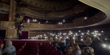 VIDEO „Luminează orașul prin tine!” Caragiale s-a jucat la lumina lanternelor, pe scena Teatrului Național Timișoara. A fost pană de curent