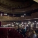 VIDEO „Luminează orașul prin tine!” Caragiale s-a jucat la lumina lanternelor, pe scena Teatrului Național Timișoara. A fost pană de curent