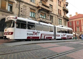 Plimbări cu tramvaiul turistic pentru elevii și profesorii din Timișoara, în Școala Altfel