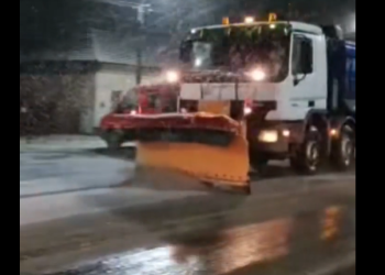 Zăpadă pe drumurile din vestul țării! Au intervenit aproape 150 de utilaje