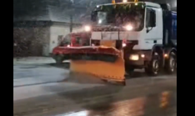 Zăpadă pe drumurile din vestul țării! Au intervenit aproape 150 de utilaje