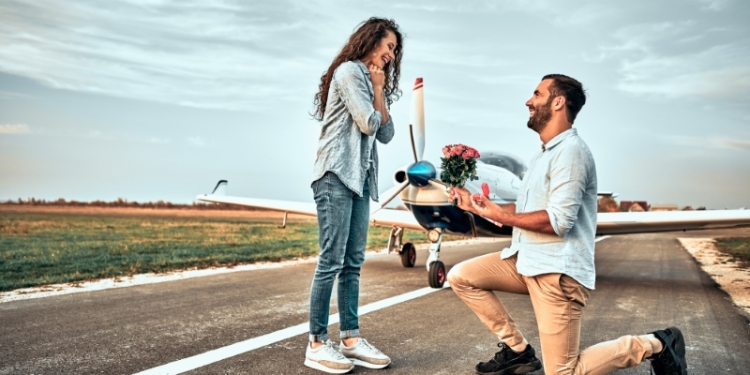 VIDEO „Love is in the air”, la Timișoara! Cerere în căsătorie, din avion, de Sf. Valentin!