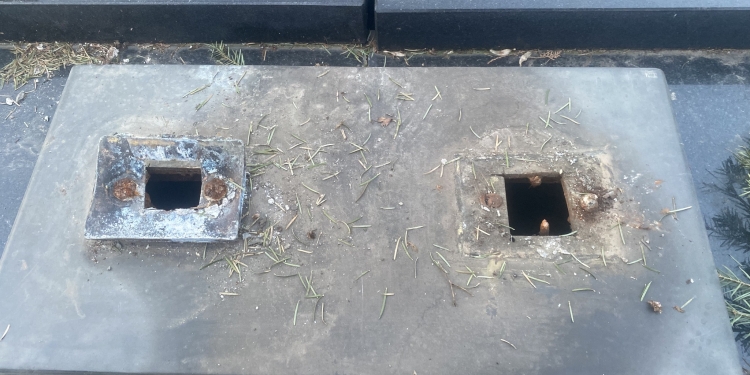 Mormântul sculptorului Peter Jecza, vandalizat. Monumentul funerar din Cimitirul Eroilor, furat