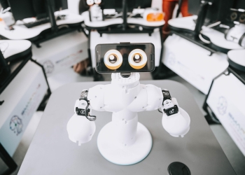 Roboți, imprimante 3D și ochelari VR în laboratorul digital al unui liceu din Timișoara FOTO