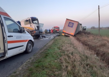 FOTO Un tir și un camion s-au ciocnit la limita dintre județele Timiș și Arad