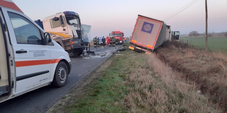 FOTO Un tir și un camion s-au ciocnit la limita dintre județele Timiș și Arad