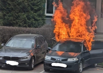 VIDEO O mașină a ars ca o torță, în parcarea unui bloc din Reșița