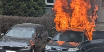 VIDEO O mașină a ars ca o torță, în parcarea unui bloc din Reșița