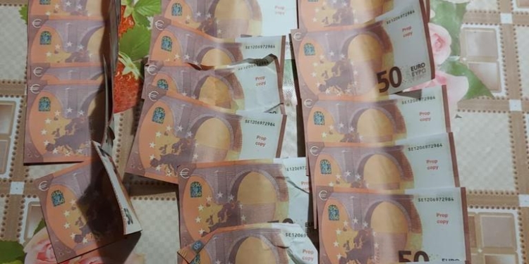 VIDEO Zeci de mii de euro false, găsite de polițiști în vestul țării