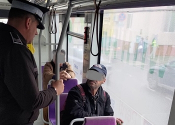 Călători care fumau și consumau alcool în tramvaie din Timișoara. Polițiștii locali au dat amenzi