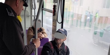 Călători care fumau și consumau alcool în tramvaie din Timișoara. Polițiștii locali au dat amenzi