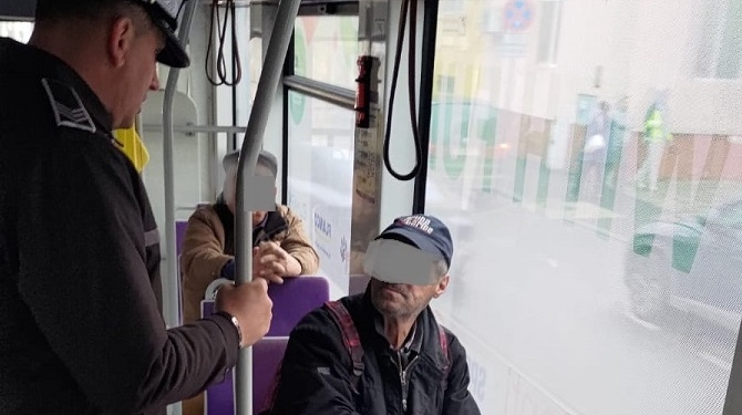 Călători care fumau și consumau alcool în tramvaie din Timișoara. Polițiștii locali au dat amenzi