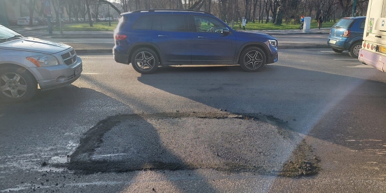Primăria Timișoara a ajuns să se laude cu gropile pe care le astupă