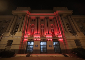 Balconul Palatului Administrativ din Timișoara, iluminat în roșu vineri seara