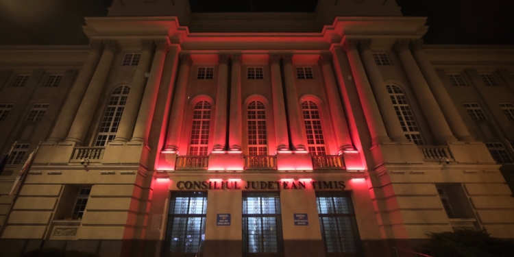 Balconul Palatului Administrativ din Timișoara, iluminat în roșu vineri seara