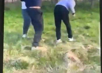 VIDEO Cearta dintre doi copii, aplanată de tatăl unui dintre ei, cu pumnul!