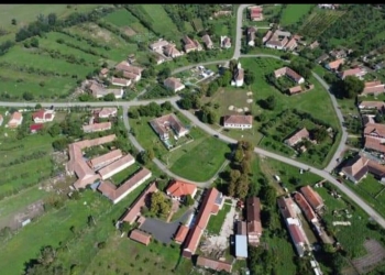 Construcții haotice în satul rotund Charlottenburg, unic în România