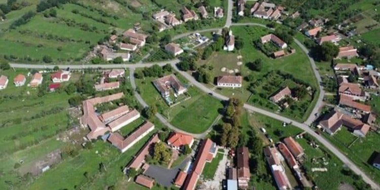 Construcții haotice în satul rotund Charlottenburg, unic în România