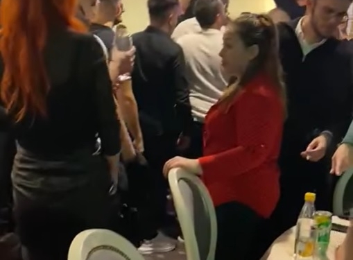 VIDEO Tineretul PNL-ist a chemat poliția peste tineretul PSD-ist! Chef cu manele și lăutari dat de social-democrați
