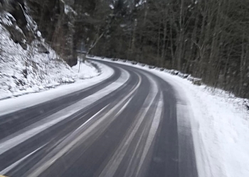 Zăpadă în vestul țării! Drumarii au intervenit cu zeci de tone de material antiderapant