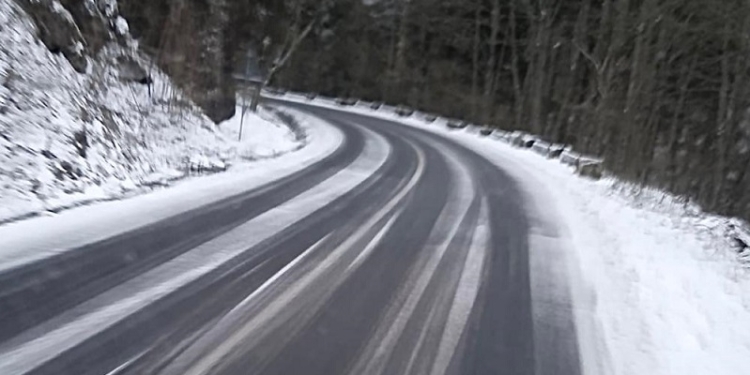 Zăpadă în vestul țării! Drumarii au intervenit cu zeci de tone de material antiderapant