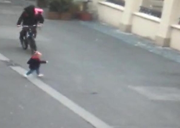 VIDEO Rezultatele accesului bicicliștilor în zone pietonale! Copilă de 2 ani la spital, după ce a fost lovită în plin de un biciclist, în centrul Timișoarei