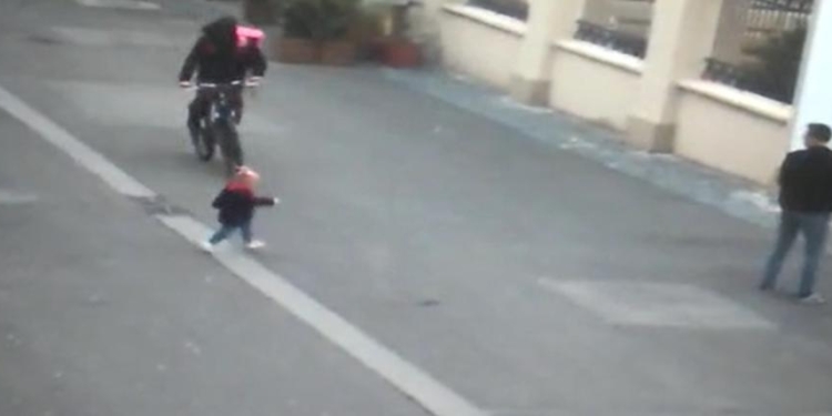 VIDEO Rezultatele accesului bicicliștilor în zone pietonale! Copilă de 2 ani la spital, după ce a fost lovită în plin de un biciclist, în centrul Timișoarei