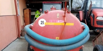 Nesimțire amendată cu 5.000 lei! Un bărbat a golit vidanja pe o pășune din Timiș