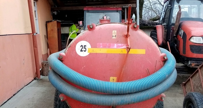 Nesimțire amendată cu 5.000 lei! Un bărbat a golit vidanja pe o pășune din Timiș